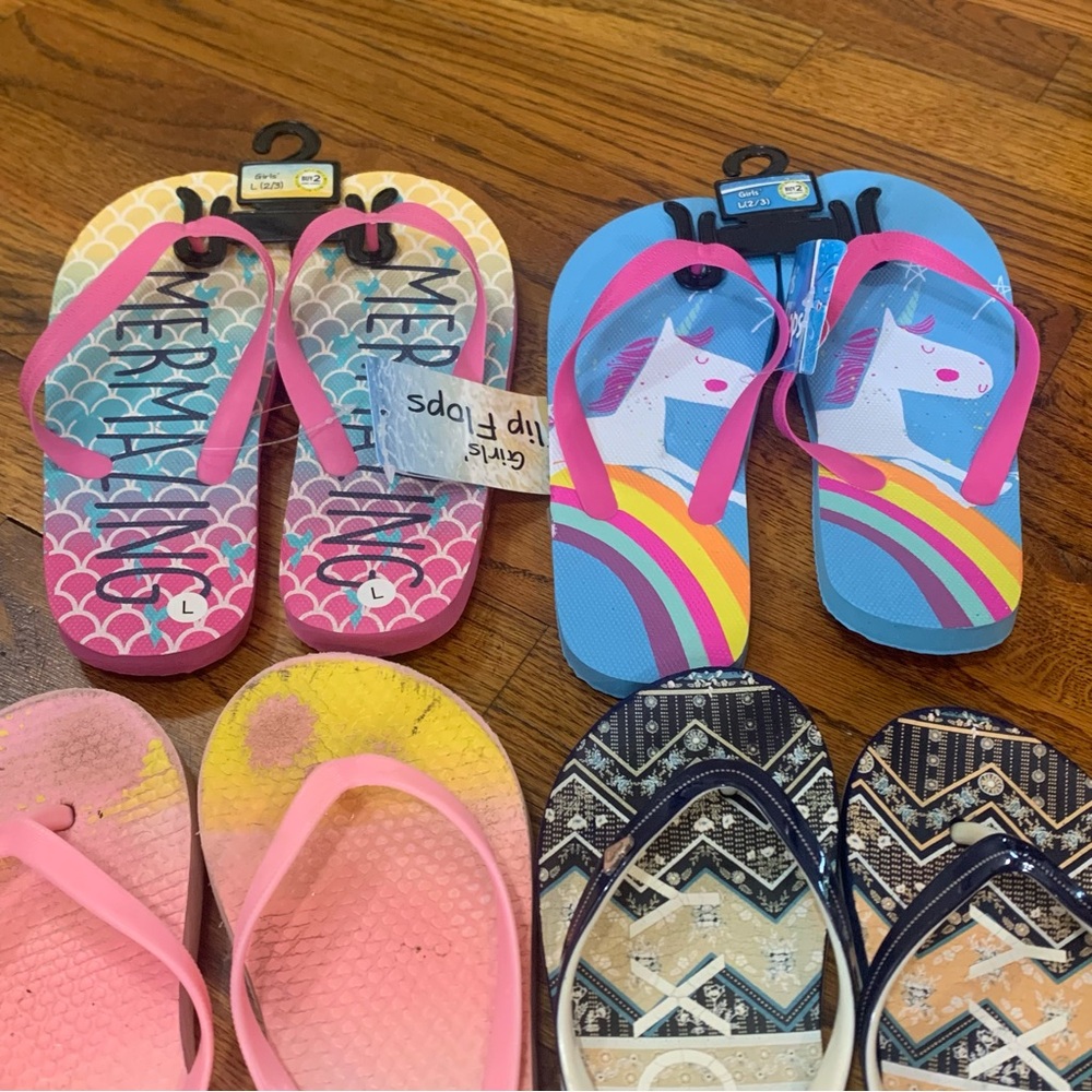 4 Pairs Girls Flip Flop Beach Sandal Shoes
2 / 3
NWT Mermaid & Rainbow
GUC Roxy - Picture 4 of 11